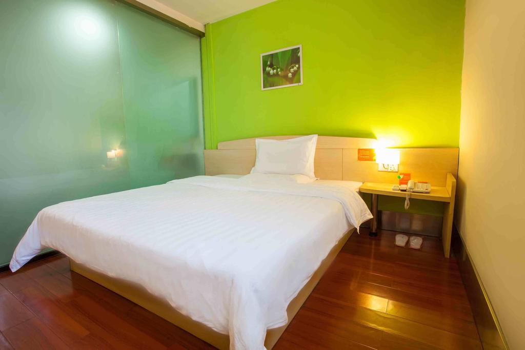 7Days Inn Guangzhou Gangding Longkou XI Road Room photo