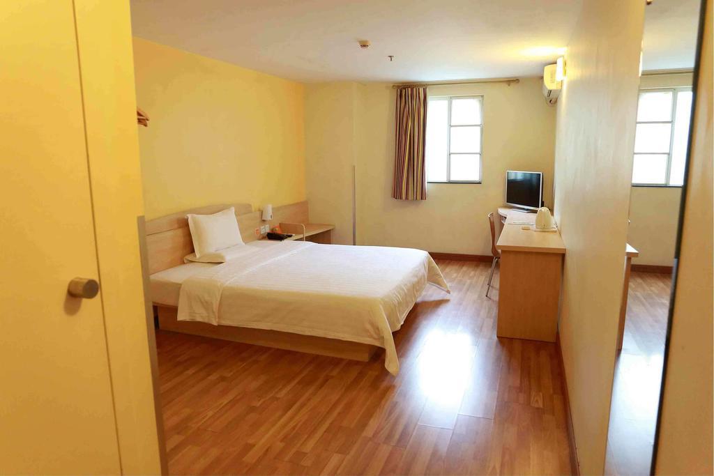 7Days Inn Guangzhou Gangding Longkou XI Road Room photo
